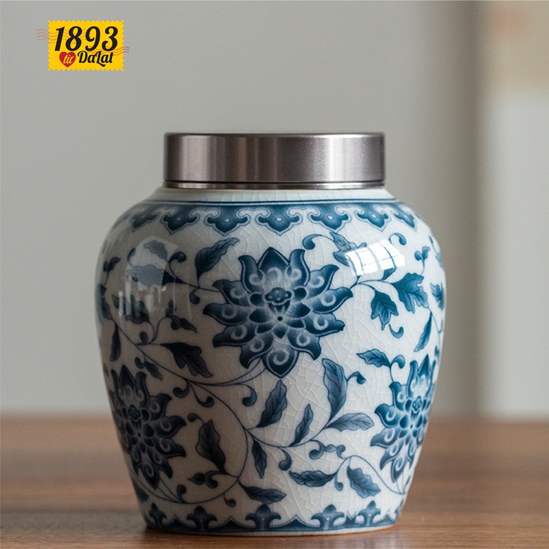 hu-tra-men-co-12 Kích thước: Dung tích hũ 650 ml, hũ có thể đựng được 200 gr; 250gr trà olong, chiều cao của hũ 13 cm, chiều ngang 9 cm, nắp hũ 2 lớp được làm bằng hợp kim cao cấp chống ăn mòn cực đẹp. Hũ có thể bảo quản trà trong thời gian dài. Bộ gồm túi vải đựng cao cấp đi cùng, phù hợp cho quà tặng khách hàng, đối tác và người thân.