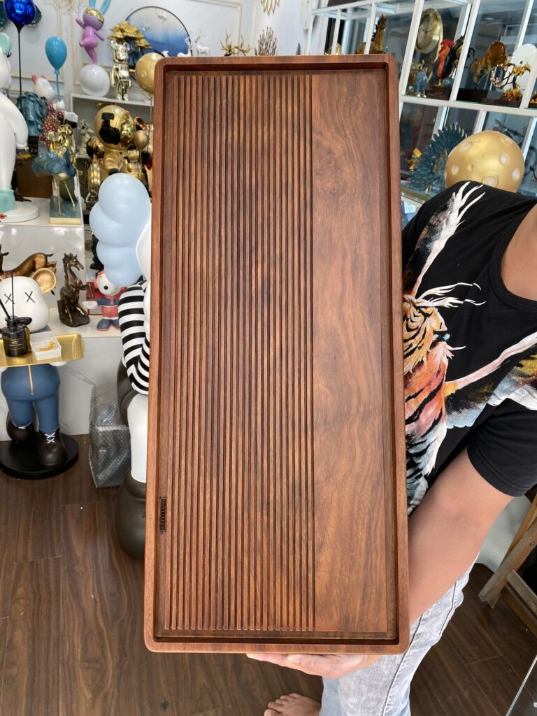 Những sản phẩm khay đựng ấm chén uống trà đã trở thành một trà cụ không thể thiếu trên các bàn trà. 1893 xin giới thiệu sản phẩm khay trà dùng để ấm chén vừa sang, đẹp lại vừa tiện lợi cho việc pha trà.